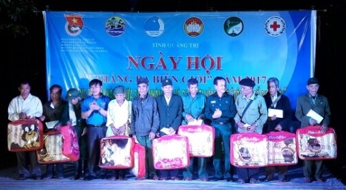 Đ/c Nguyễn Khánh Vũ - Phó Bí thư TT Tỉnh đoàn trao tặng các suất quà cho các hộ gia đình có hoàn cảnh khó khăn   